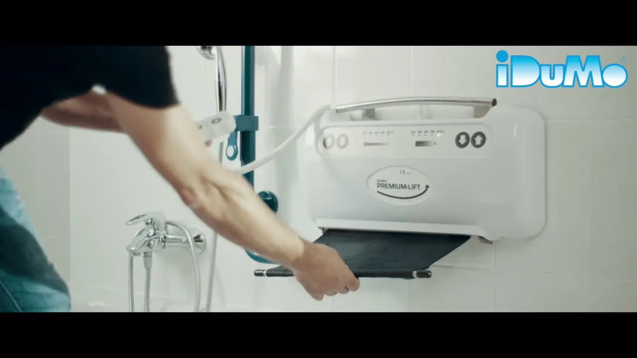 Ein Mann zieht das Band aus dem Gerät des iDuMo Premium-Lifts